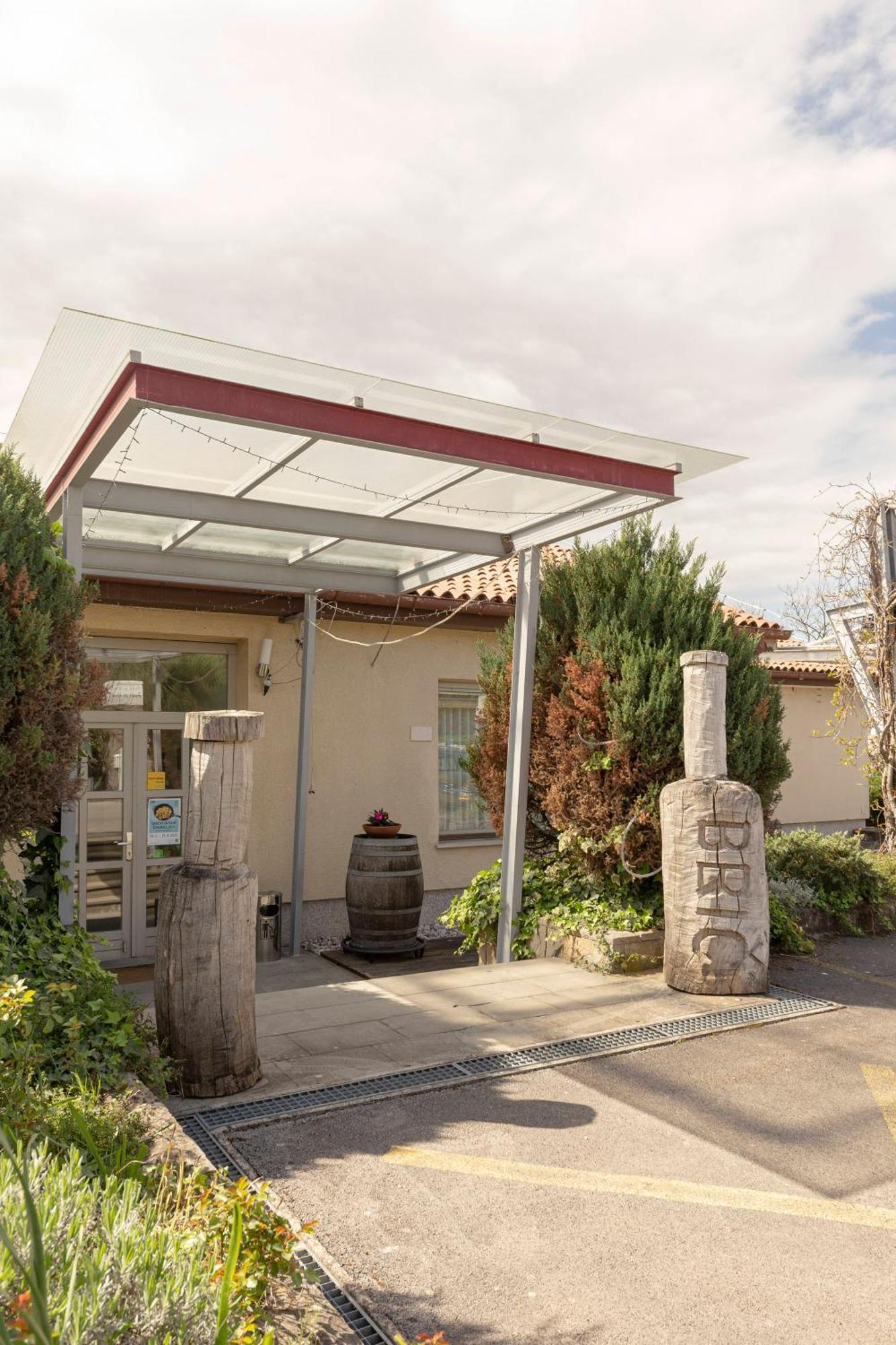 Restaurant Bric Dekani エクステリア 写真