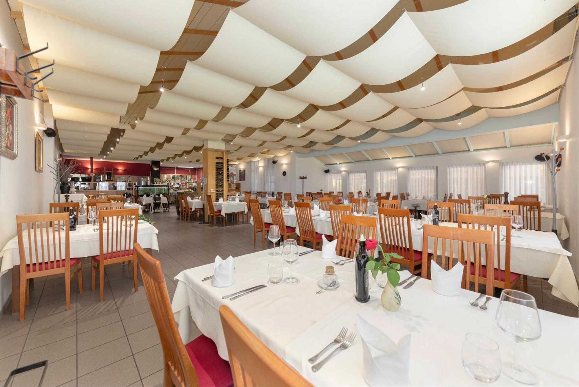 Restaurant Bric Dekani エクステリア 写真
