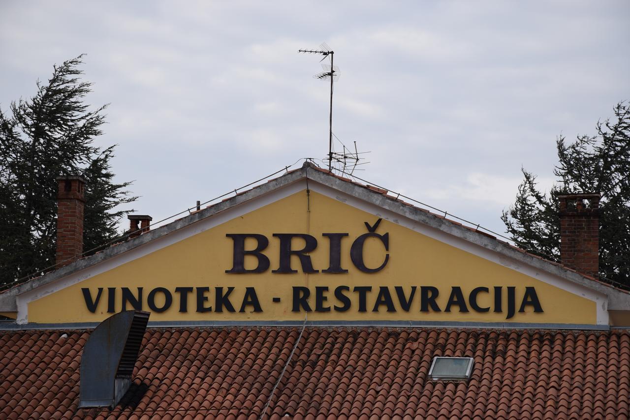 Restaurant Bric Dekani エクステリア 写真