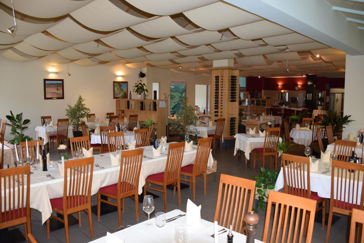 Restaurant Bric Dekani エクステリア 写真