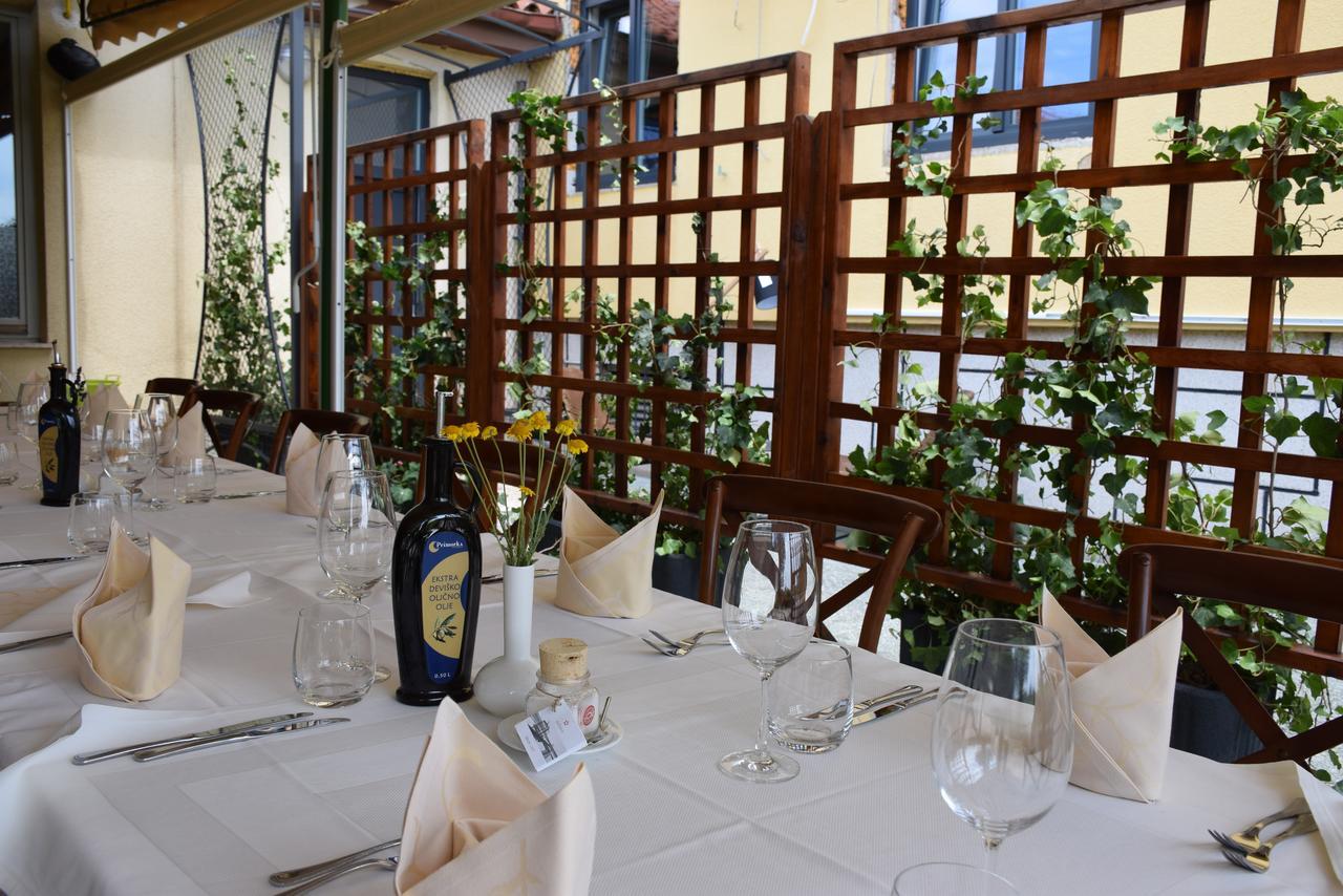 Restaurant Bric Dekani エクステリア 写真