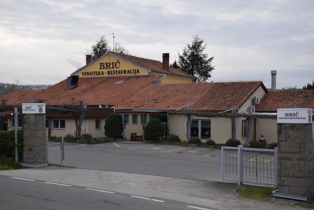 Restaurant Bric Dekani エクステリア 写真