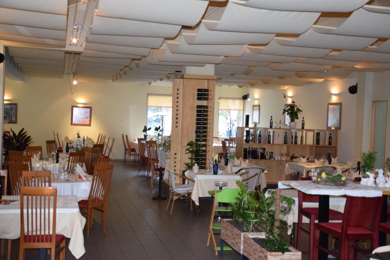 Restaurant Bric Dekani エクステリア 写真